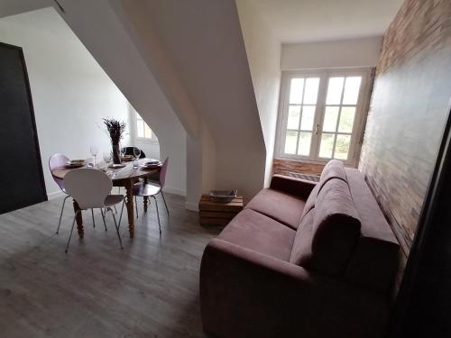 un salon avec un canapé et une table dans l'établissement séjour littoral 4 pers proche mer, à Clohars-Carnoët