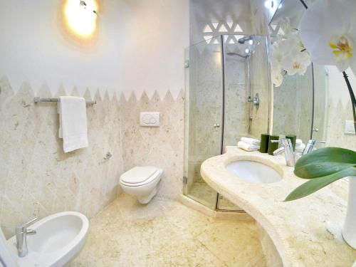 Et badeværelse på LUX-Porto Cervo Center Sea View Apartment