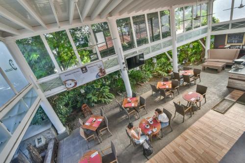 eine Aussicht über ein Restaurant mit Tischen in der Unterkunft La Riviera Hotel in San Antonio
