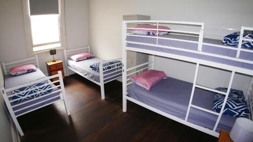 Ένα ή περισσότερα κρεβάτια σε δωμάτιο στο Geraldton Backpackers