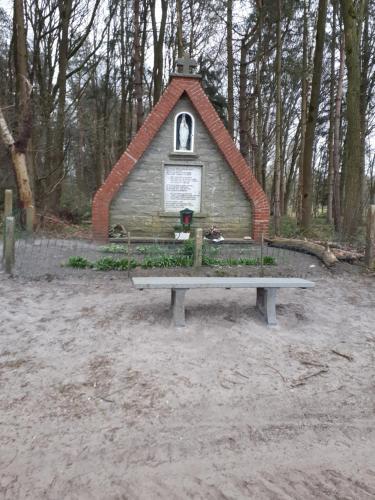 a park bench in front of a small building at Vakantiewoning De Kleine Duinberg - Chalet Nr 11 in Retie