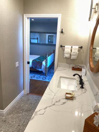 Ένα ή περισσότερα κρεβάτια σε δωμάτιο στο Zane Grey Pueblo Hotel