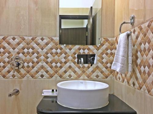 Bathroom sa Spring Sky Mughalsarai By ShriGo Hotels