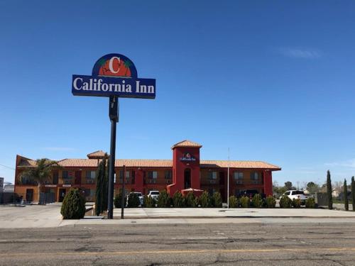 un cartello per la locanda californiana di fronte a un edificio di California Inn Hotel and Suites Adelanto US 395 ad Adelanto