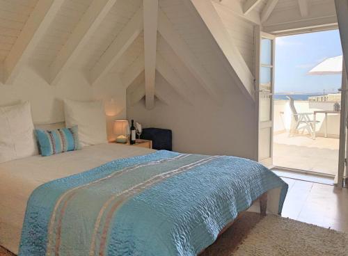 a bedroom with a bed with a view of the ocean at Residence Lagos in Lagos