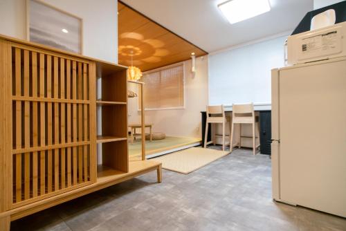 Kuchyň nebo kuchyňský kout v ubytování Tsubame Hotel Asakusabashi 3 minutes walk from Asakusabashi Station Near Asakusa, Akihabara, and Ueno Cooking utensils and kitchen washing machine available Direct access to Haneda and Narita airports