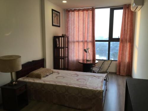 - une chambre avec un lit et une fenêtre dans l'établissement DON'S bedroom for only 1 male guest, à Hô-Chi-Minh-Ville