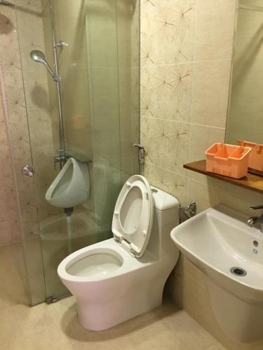 La salle de bains est pourvue de toilettes, d'une douche et d'un lavabo. dans l'établissement DON'S bedroom for only 1 male guest, à Hô-Chi-Minh-Ville