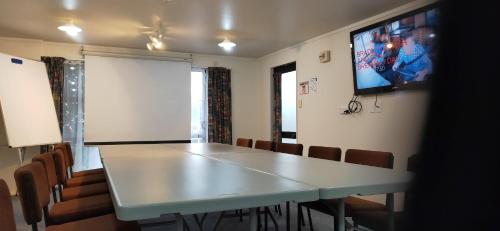 Televisyen dan/atau pusat hiburan di Cypress Court Motel