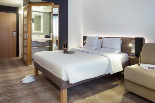 Postel nebo postele na pokoji v ubytování Novotel Lausanne Bussigny