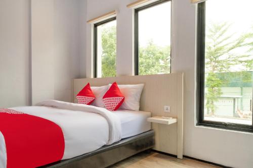 Tempat tidur dalam kamar di Super OYO 3150 Theodore Homestay