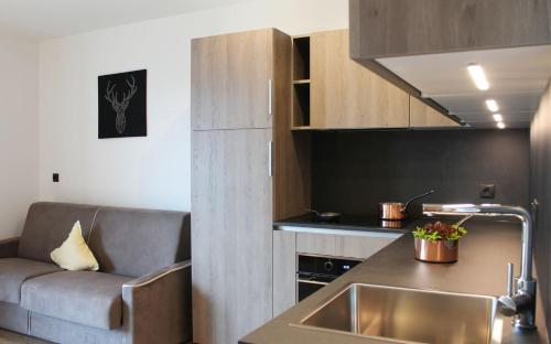 a kitchen with a couch and a sink in a room at Felderhof in Maranza