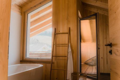 Bathroom sa Allgäu-Chalets-Niso