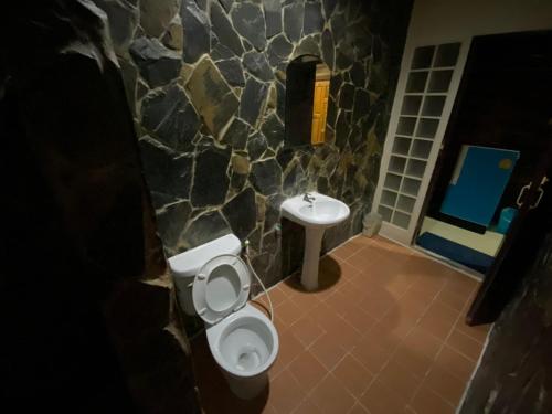 Ένα μπάνιο στο โรงแรมภูน้ำฟ้า - Phunumfha Hotel ชุมแพ