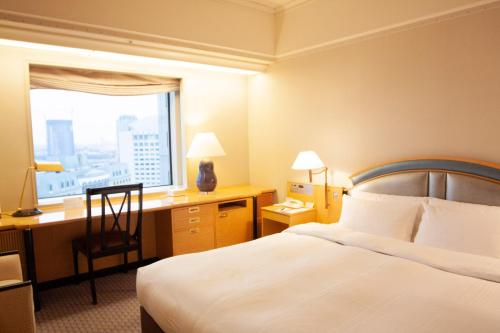 Postel nebo postele na pokoji v ubytování Hotel New Otani Makuhari