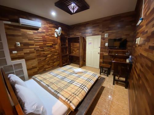 Cama o camas de una habitación en โรงแรมภูน้ำฟ้า - Phunumfha Hotel ชุมแพ
