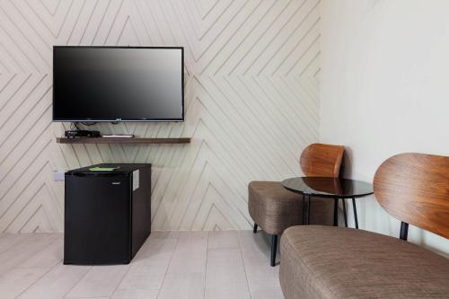 a room with a flat screen tv on a wall at 98Inn in Xiaoliuqiu