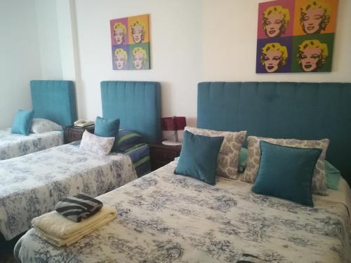 Cette chambre comprend 2 lits bleus. dans l'établissement Hotel Cristo Rei, à Porto