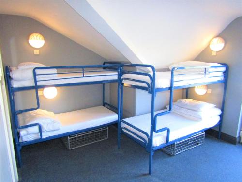 een kamer met 3 stapelbedden op een zolder bij Sleepzone Hostel Galway City in Galway