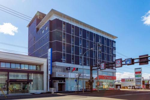 札幌市にあるLOVELYの信号のある街路にある高層ビル