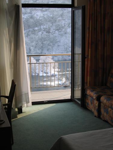 a room with a door open to a balcony at Bed & Breakfast Zeleni Kut in Gornji Zvečaj
