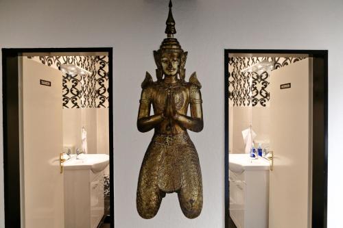 a statue of a woman in a room with two sinks at Suite-Apartment-Essen in Essen