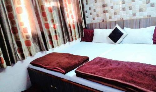 A bed or beds in a room at Ajanta Hotel 100 Mtrs Railway Station & 400 Mtrs Dargah