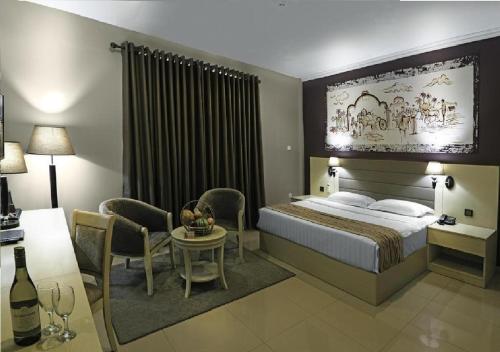 מיטה או מיטות בחדר ב-Tilko City Hotel Jaffna