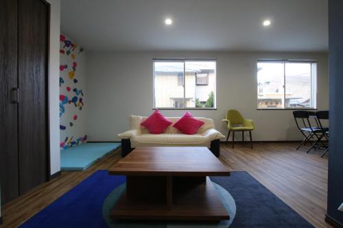 a living room with a couch and a coffee table at Tiz wan 岩屋あわじ in Awaji