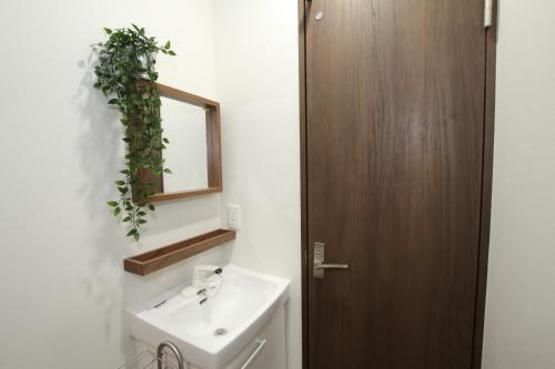 a bathroom with a sink and a mirror at Tiz wan 岩屋あわじ in Awaji
