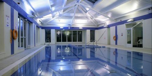 una gran piscina con azulejos azules en el suelo en Faithlegg Self Catering Mews en Waterford