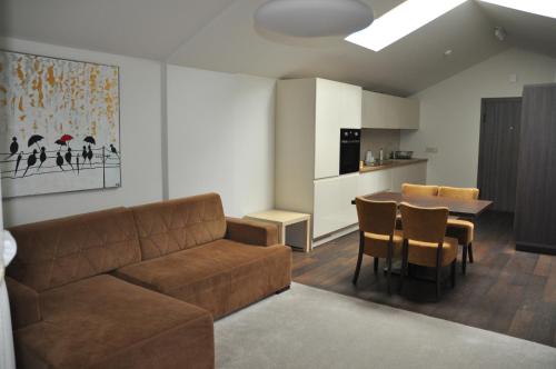 un soggiorno con un divano e un tavolo di Milda's Apartment a Nida