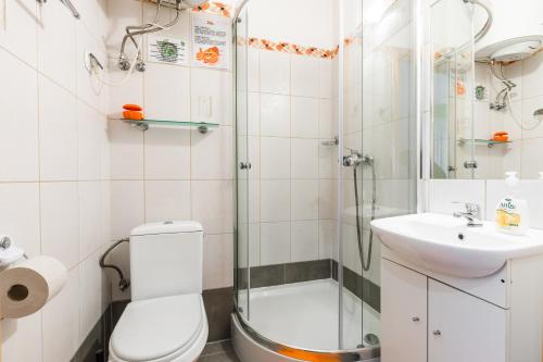 Salle de bains dans l'établissement Top Hostel Pokoje Gościnne