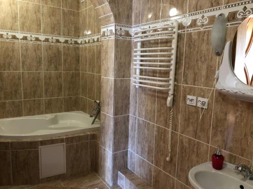 Ένα μπάνιο στο U Yaroslava Hotel