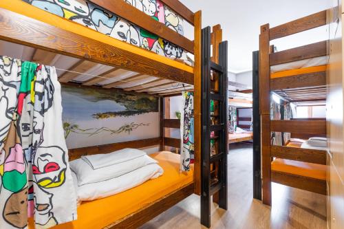 Łóżko lub łóżka piętrowe w pokoju w obiekcie Top Hostel Pokoje Gościnne