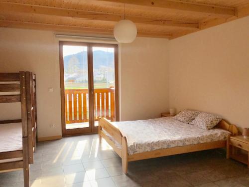 ein Schlafzimmer mit einem Bett und einem Balkon in der Unterkunft Sno Apartments in Szczyrk
