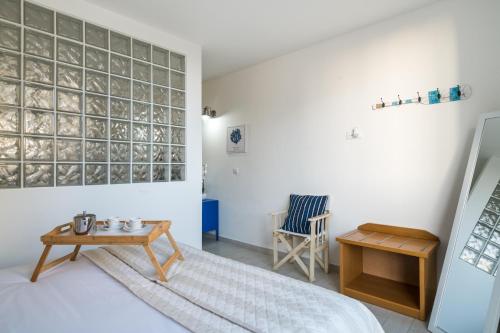 una camera con letto e tavolo di Serenity by the Marina, Vilamoura a Quarteira