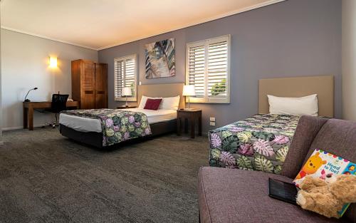 Un pat sau paturi într-o cameră la Coachmans Inn Warwick