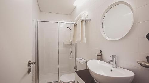 Ένα μπάνιο στο BmyGuest - Almada Garden Apartment