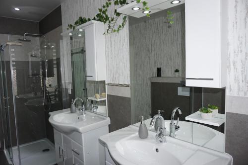 y baño con 2 lavabos y ducha. en Super Erdgeschosswohnung, en Königslutter am Elm