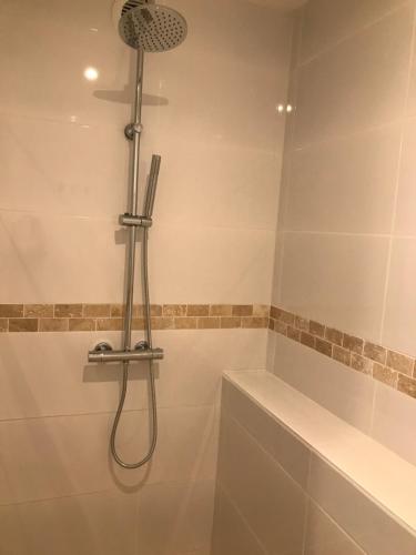 Trévou-TréguignecにあるRez de jardin 5 pers avec piscine, vue directe sur la plage à 40 mのバスルーム(シャワー、バスタブ付)