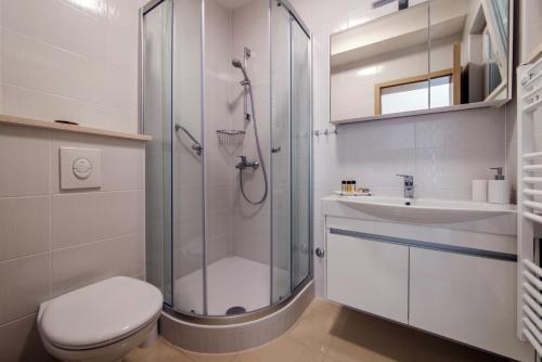 uma casa de banho com um chuveiro, um WC e um lavatório. em Naša Kuća Bed & Breakfast - Adults Only em Brist