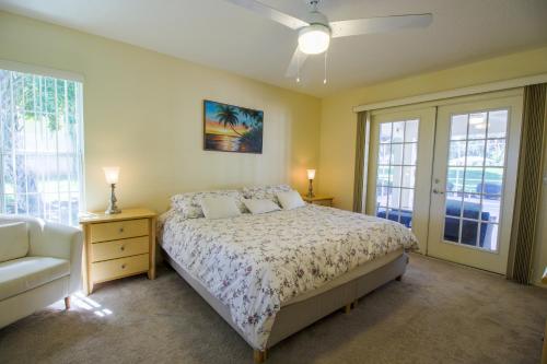 - une chambre avec un lit, un canapé et des fenêtres dans l'établissement Four Bedroom Comfort Villa 4668 home, à Hernando