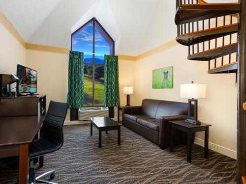 a living room with a couch and a window at Country Cascades Waterpark Resort in Pigeon Forge