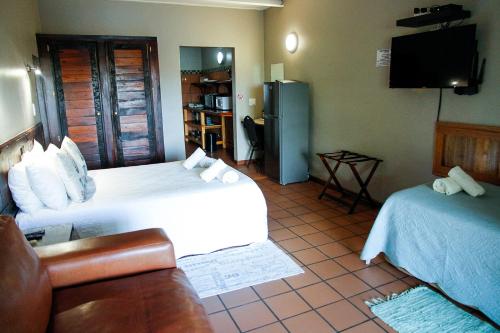 Ikaia River Lodge tesisinde bir odada yatak veya yataklar