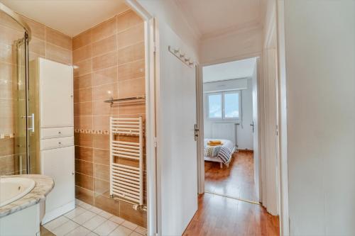 A bathroom at Chic and spacious apart with parking