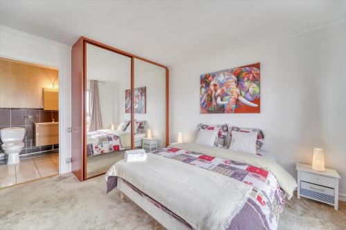 Photo de la galerie de l'établissement Chic and spacious apart with parking, à Courbevoie