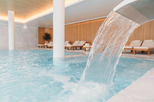 a water fountain in a hotel swimming pool at Praia do Sal Resort in Alcochete