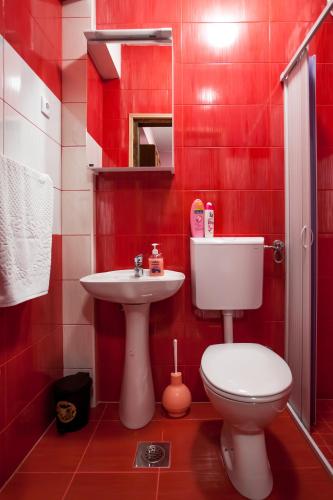Un baño de Apartments Ratković