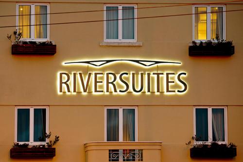 Sijil, anugerah, tanda atau dokumen lain yang dipamerkan di Riversuites